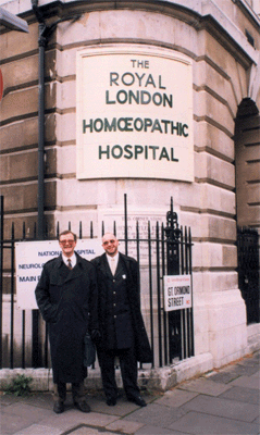 С доцентом А.П. Мощичем на конференции, проводимой Лондонским Гомеопатическим Королевским Госпиталем.  1999 г.