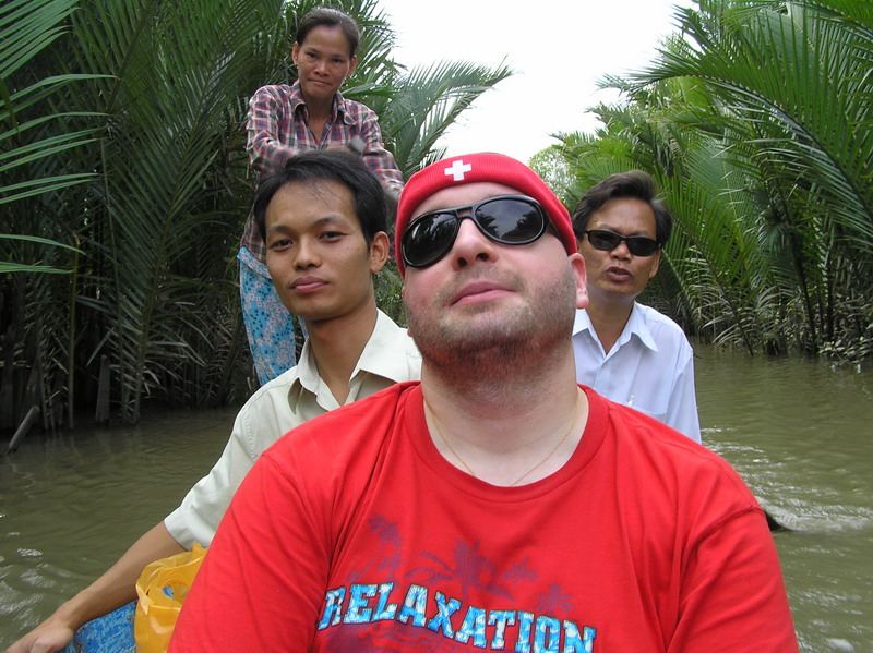 «Расслабленный» А. Иванив на лодке, с вьетнамскими товарищами 2007