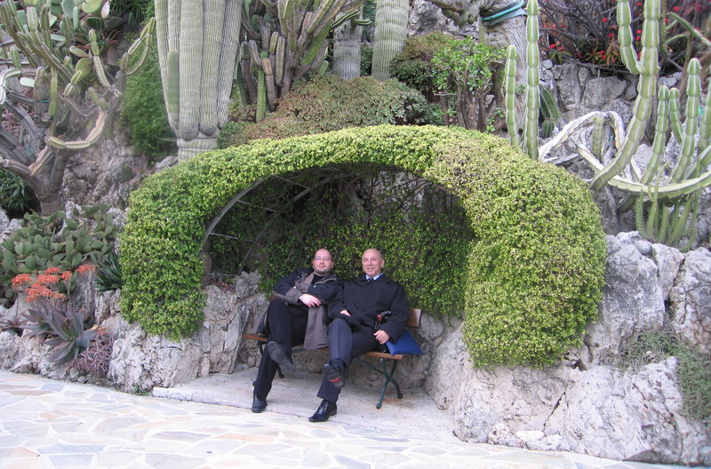 Доктор А.П. Иванив и профессор А.А. Комисаренко в Экзотическом саду Монако: двое «кучерявых» (2007)