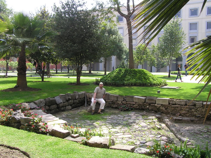 А. Иванив на руинах Дворца Монтесумы, во дворе Национального Дворца (Мехико, Мексика, 03.08.2007)