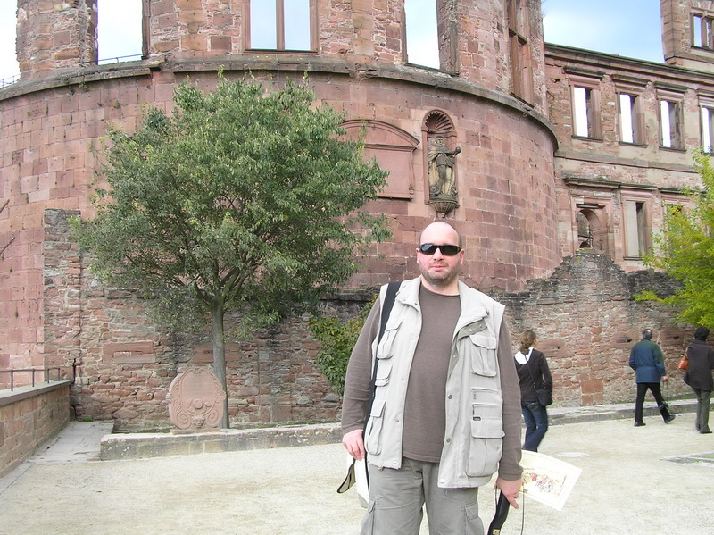 А.П. Иванив у руин Хайдельбергского замка (Германия, октябрь 2007 года)
