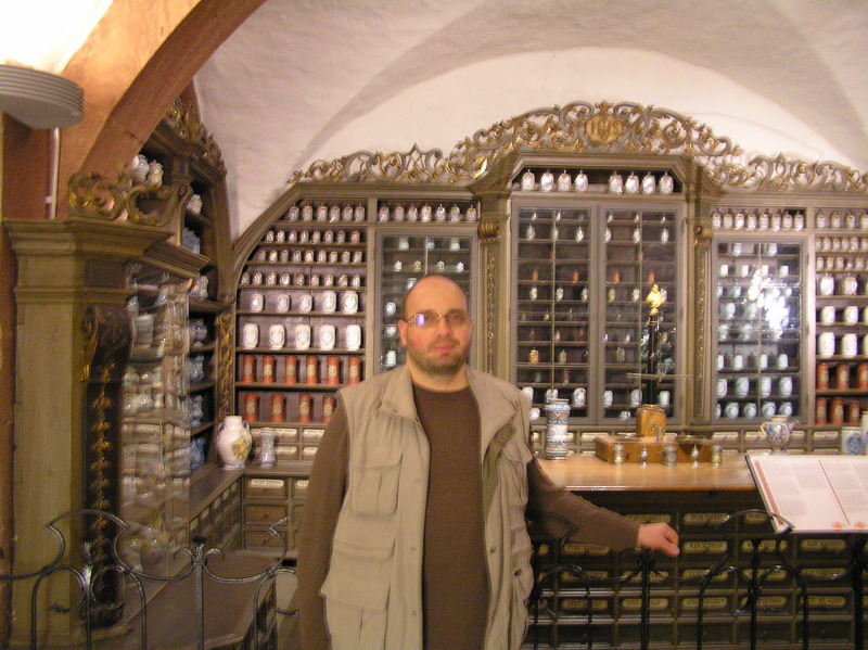 Доктор Иванив в одном из экспозиционных залов Немецкого музея фармации в Хайдельбергском замке (Германия, октябрь 2007 года)