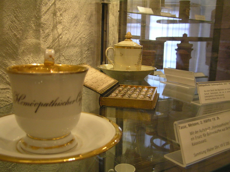 Личная аптечка и чашки С. Ганемана (Немецкий музей фармации в Хайдельбергском замке, октябрь 2007 года)