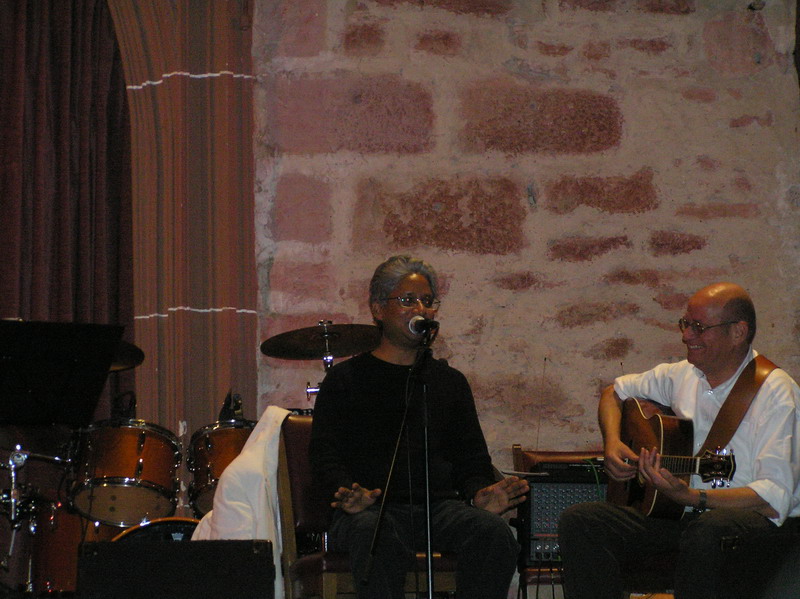 Известный индийский коллега Раджан Шанкаран в исполняет песню в Рыцарском зале Хайдельбергского замка (Германия, октябрь 2007)